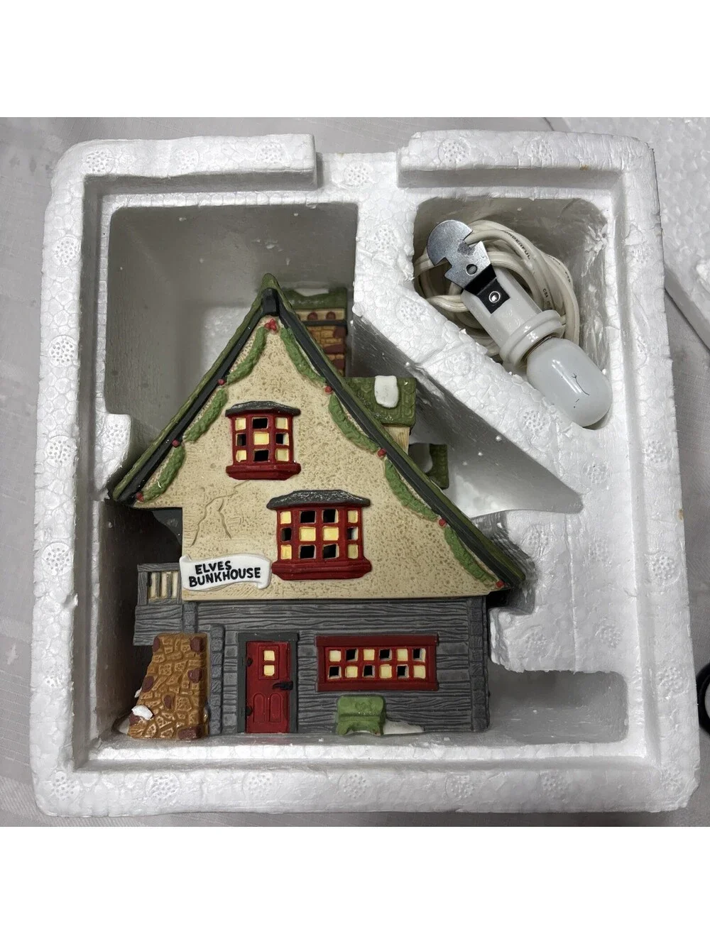 Dept 56 Heritage North Pole Series “Elf Bunkhouse” Light & Box Mint #5601-4